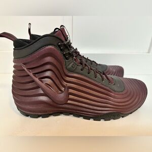 Shoes are no longer available. Sold on another platform